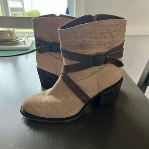 Miss Macie Sedona Strappy Ankle Boot Textured Matte Bone Color Leather Size 8.5